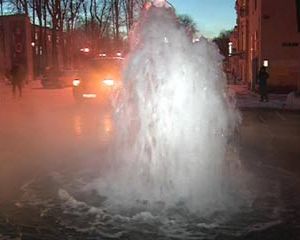 На площади Ленина на месте нового катка произошел прорыв воды