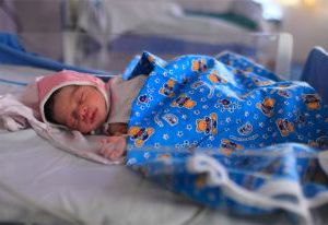 Новорожденному ребенку беженцев с Украины нужна помощь