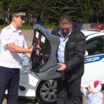 Смоленским водителям вручали детские автокресла