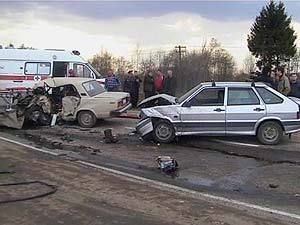 В Смоленском районе "пятерка" столкнулась с тремя автомобилями, погибли два человека