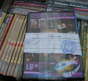 Смоленского предпринимателя осудят за реализацию контрафактных дисков