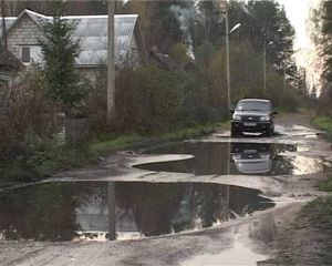 В Краснинском районе несколько месяцев прорвана канализация, а местные власти бездействуют