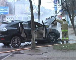 На улице Кирова в Смоленске пожарные потушили горящий автомобиль