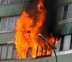 В Смоленске произошел страшный пожар в жилом доме в Городке Коминтерна
