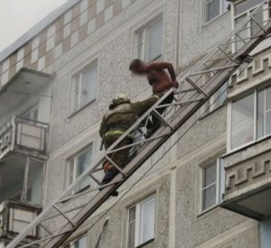 Видео: Спасатели эвакуировали мужчину из горящего дома