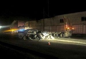 В Смоленске водитель BMW врезался в грузовик