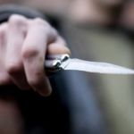 Дебошир, побежавший с ножом за собутыльником, по дороге переключился на женщин