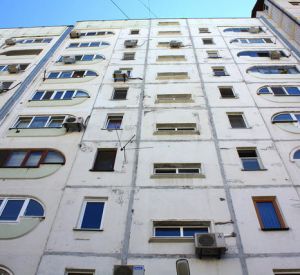 Рославльчанин случайно выпал из окна девятого этажа